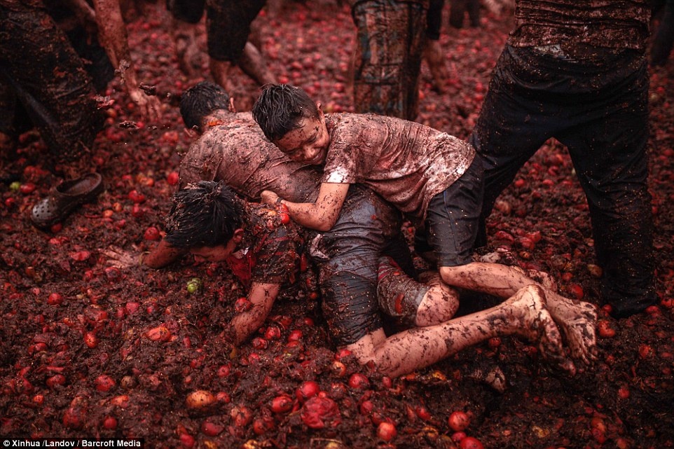 Ba cậu bé đang vật lộn giữa quanh cảnh ‘chiến trường”.