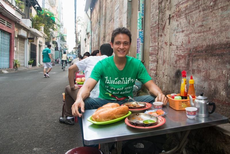 Mark Wiens là cây bút chuyên về ẩm thực, tác giả blog Migrationology. Anh đã thưởng thức những món ăn nổi tiếng trên khắp Việt Nam. Anh đưa ra những món đặc biệt của Sài Gòn khiến anh và những du khách quốc tế thích thú.