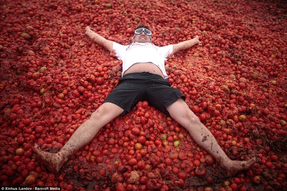 Một du khách nằm dang tay chân với vẻ hài lòng.