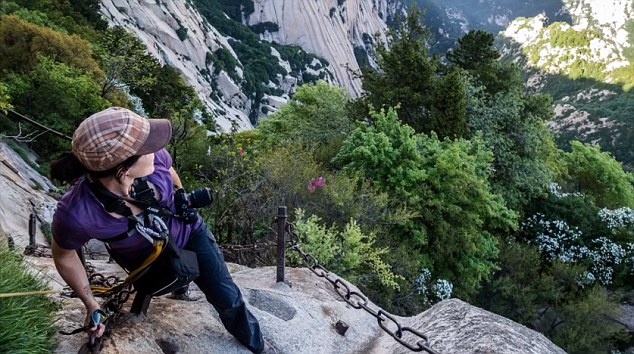 Trong đoạn băng mới được đăng tải, các du khách quốc tế đã ghi lại hình ảnh của vực sâu thăm thẳm, dốc dựng đứng, những đoạn men theo vách đá hẹp chỉ vừa đủ đặt chân.