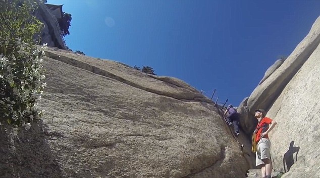 Sau khi đã vượt qua đoạn đường đáng sợ này, du khách sẽ tới một cầu thang đá và cuối cùng là một ngôi đền đạo Lão.