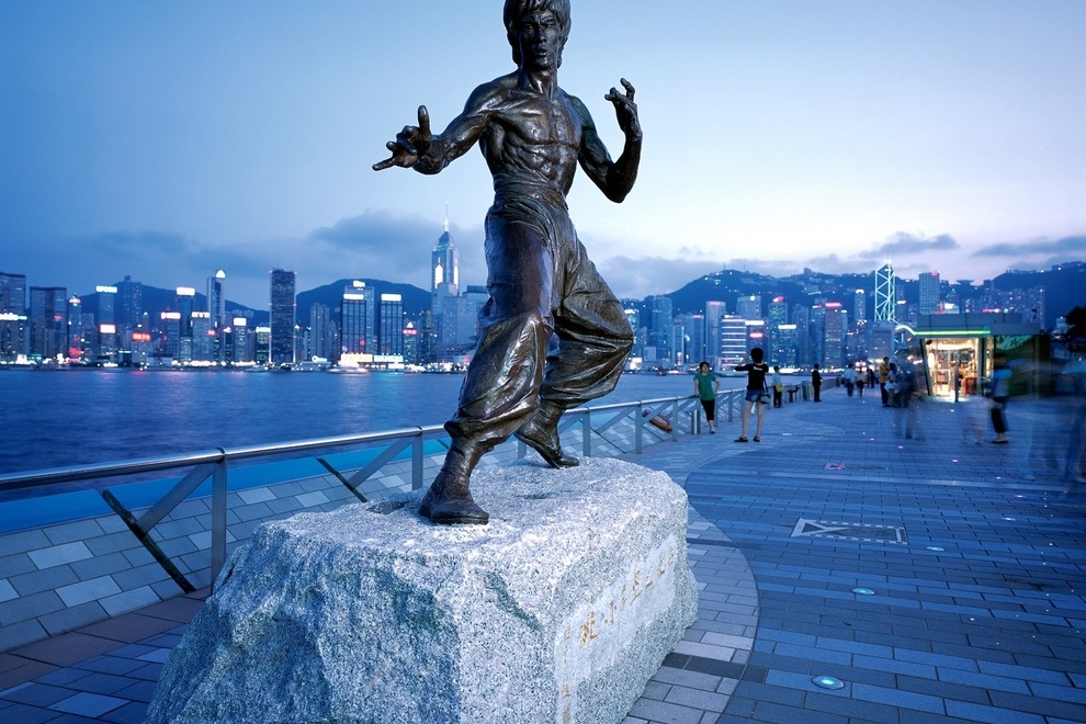 Đại lộ Ngôi Sao: Đoạn đường đi bộ dài 440 m nằm dọc bến cảng là “Đại lộ Danh vọng” phiên bản Hong Kong. Với phông nền là các tòa cao ốc lộng lẫy, dự án trị giá <abbr class=