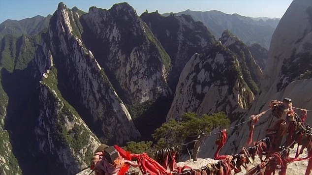 Dù đã được cảnh báo về độ nguy hiểm của con đường, nhiều du khách trong và ngoài nước vẫn hào hứng đổ về đây để đối mặt với tử thần.