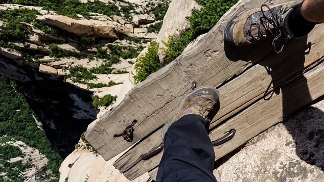 Đường trên núi Hoa Sơn nổi tiếng là một trong những tuyến đường nguy hiểm nhất thế giới. Chính điều đó lại hấp dẫn nhiều du khách tìm đến đây để trải nghiệm cảm giác hồi hộp, phấn khích khi bám vào sợi xích treo mình trên vực sâu.