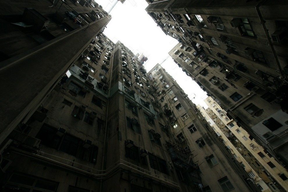 Tòa nhà Chung King: Bạn sẽ dễ dàng tìm thấy những phòng ở, quán ăn, cửa hàng mua sắm giá rẻ chen chúc trong khu nhà 17 tầng này. Nơi này là ví dụ đặc trưng cho sự đa văn hóa của Hương Cảng, với cư dân và chủ hàng đến từ khắp châu Á và các du khách tới từ châu Âu, Bắc Mỹ và châu Đại Dương.