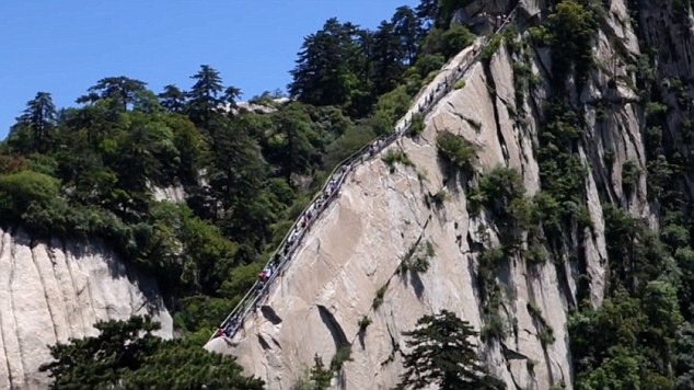 Hai cây bút du lịch kiêm nhiếp ảnh gia Alesha và Jarryd cùng nhau đi du lịch từ năm 2008. Họ đã ghi lại và đăng tải trải nghiệm đáng sợ nhưng không kém phần thú vị này.