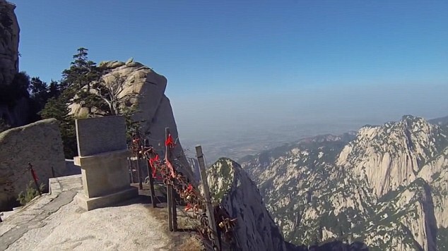 Những du khách đủ can đảm để đặt chân lên tuyến đường này sẽ được chiêm ngưỡng cảnh núi non hùng vĩ trải dài ngút tầm mắt.