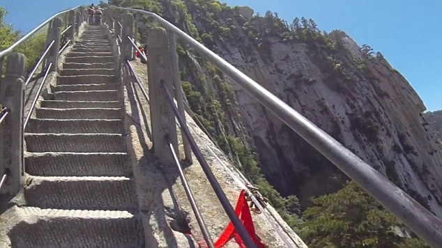 Dù không có báo cáo hay thống kê chính thức nào về số lượng tử vong ở núi Hoa Sơn, một số người nói mỗi năm có tới 100 người mất mạng trên tuyến đường này.