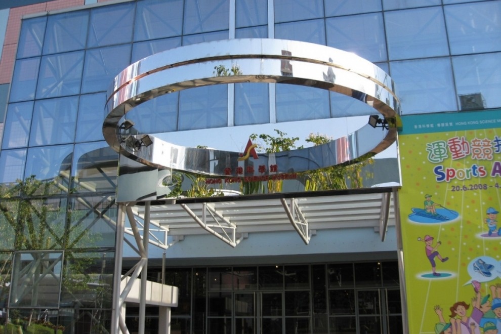 Bảo tàng khoa học: Nằm ở Đông Tsim Sha Tsui, 70% số hiện vật trưng bày ở bảo tàng rộng 6.500 m2 này có tính tương tác, hướng đến các chủ đề như địa lý, khoa học người máy, vật lý lượng tử...