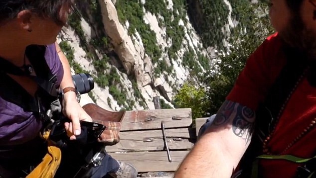 Những người sợ độ cao sẽ thấy chóng mặt khi xem những cảnh quay vực sâu dưới chân Alesha và Jarryd.