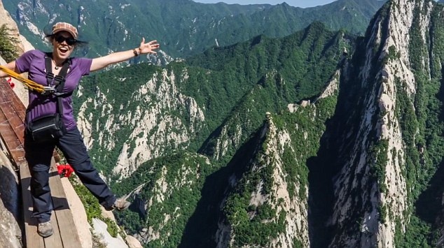 Can canh tuyen duong nguy hiem nhat the gioi o Trung Quoc hinh anh