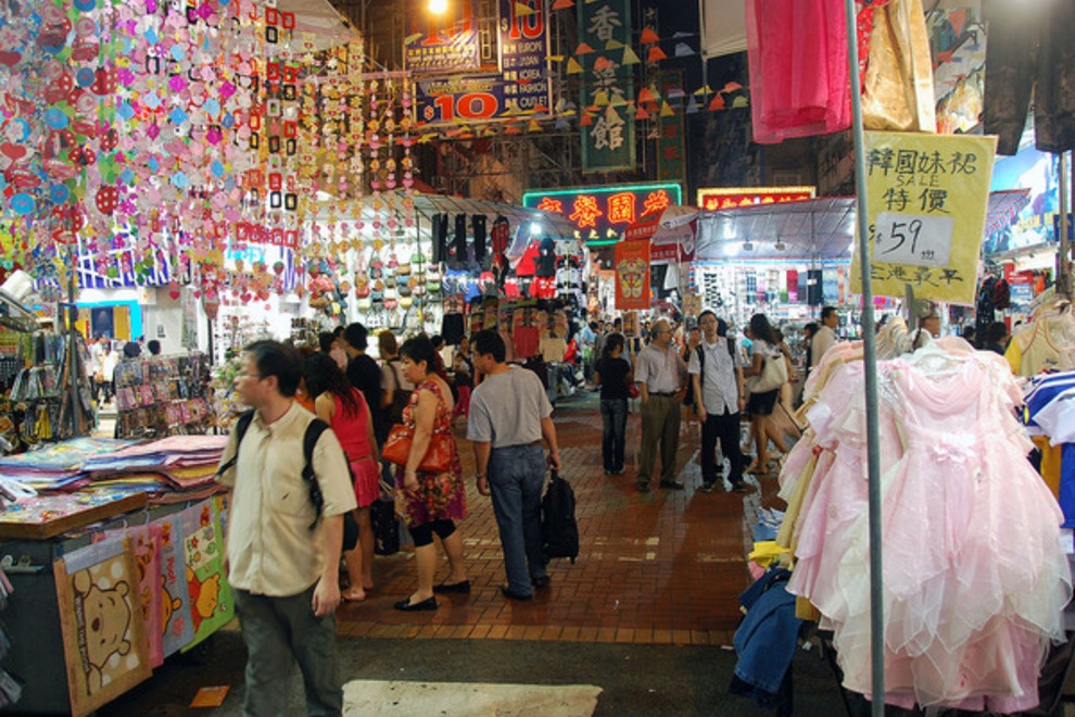 Chợ Quý Bà: Họp trên phố Tung Choi vào mỗi buổi tối, hơn 100 gian hàng của chợ Quý Bà bày bán đủ loại quần áo, giày dép và đồ lưu niệm. Chợ đã họp ở đây hơn 30 năm, bắt đầu từ chiều và kéo dài đến nửa đêm. Hãy ghé thăm nơi này vào khoảng 19h, lúc sôi động nhất.