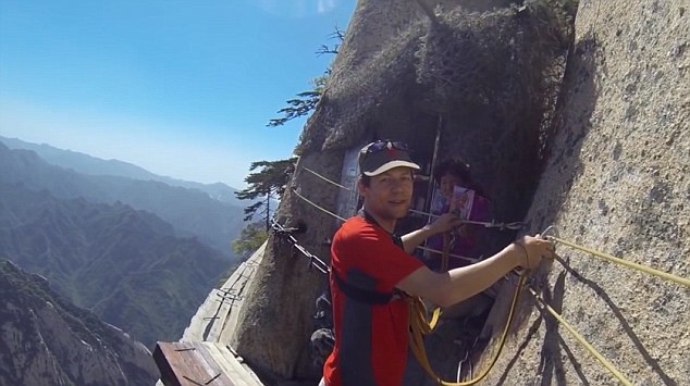 Đây là biện pháp an toàn duy nhất khi họ lần theo con đường chỉ vừa đủ đặt chân phía trên vực sâu.