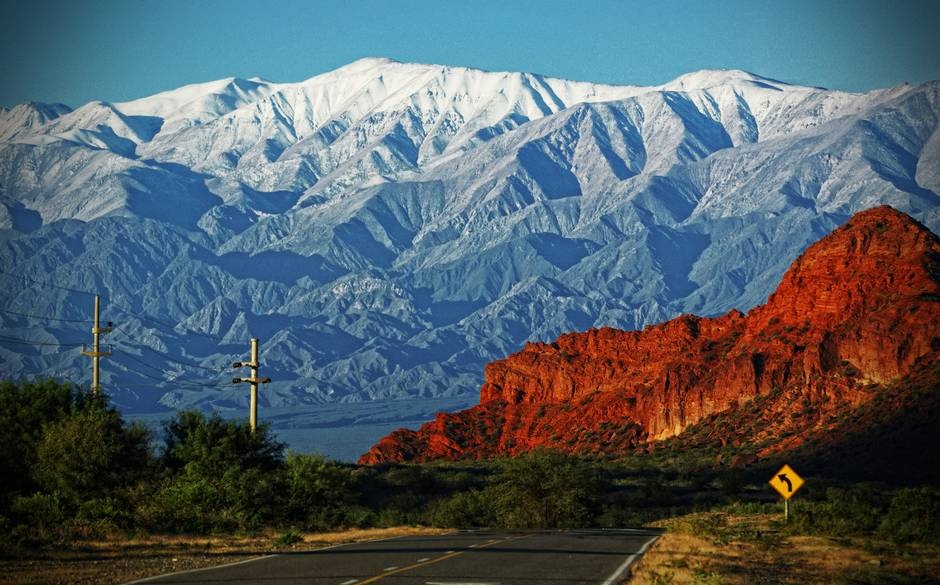 Đường khứ hồi qua Salta (Argentina): Khu vực này của Argentina nằm ở chân dãy Andes, với những đỉnh núi tuyết phủ, khung cảnh hùng vĩ và nền văn hóa độc đáo.