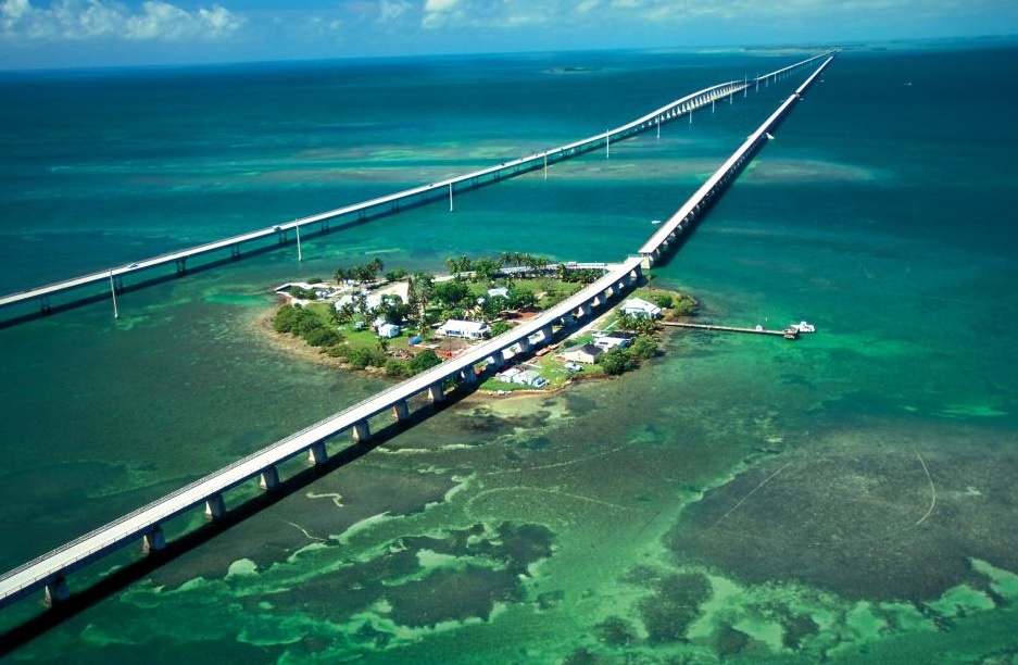 Đường từ Miami tới Key West (Florida, Mỹ): Sự kết hợp hoàn hảo giữa thời tiết đẹp, đường phẳng phiu và cảnh biển lộng lẫy đem lại cho du khách một chuyến đi khó quên. Tuy có thể đi về trong ngày, tốt hơn bạn nên đi từ từ và nghỉ đêm tại Key West. 