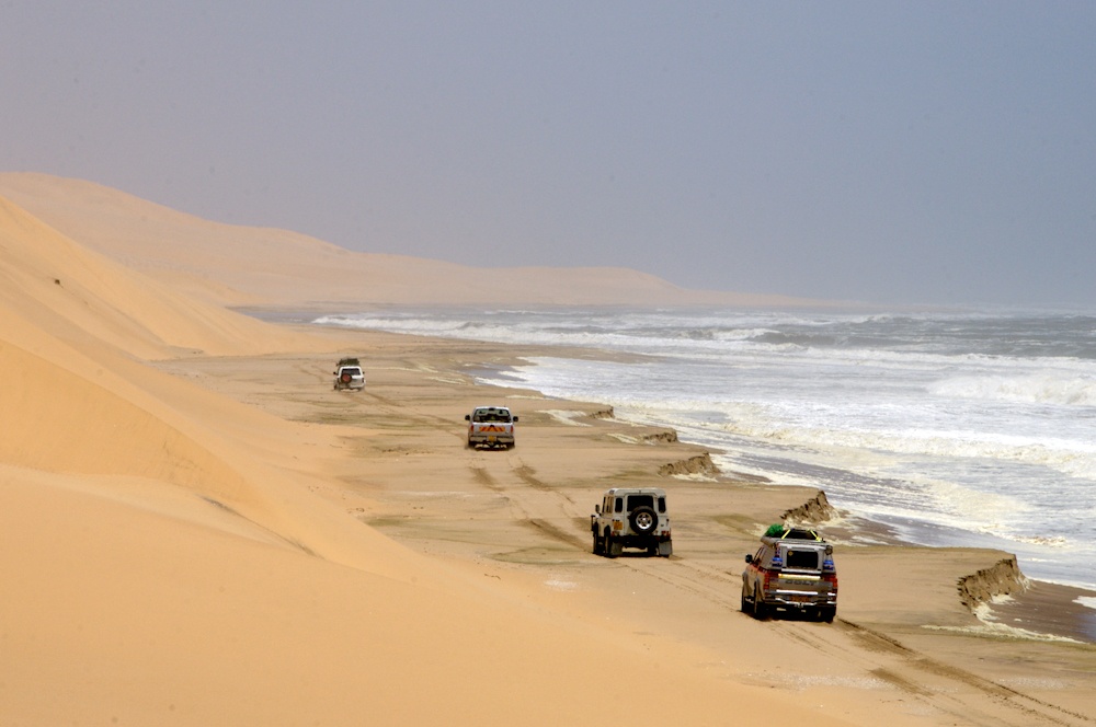 Đường Skeleton Coast (Namibia): Đường đẹp, xe thưa khiến xa lộ dọc bờ biển Skeleton nổi tiếng của Namibia là nơi hoàn hảo cho những chuyến đi đường dài. Bạn sẽ đi qua Windhoek, Etosha, thung lũng Marienfluss, Damaraland.