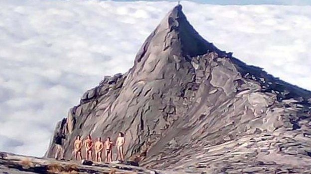 Những bức ảnh được đăng tải lên mạng xã hội đã khiến người dân Malaysia nổi giận.