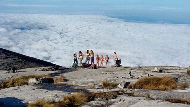 10 du khách đã cởi bỏ quần áo để tạo dáng chụp ảnh trên đỉnh núi thiêng.