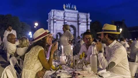 Da tiec trang giua kinh do anh sang hinh anh