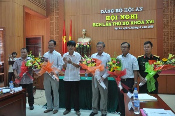 Ông Kiều Cư (thứ 3 từ phải sang) giữ chức Bí thư Thành ủy Hội An thay ông Sự.