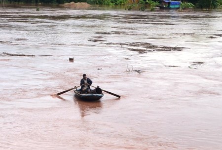 Cap vo chong 49 va 53 tuoi chet trong con giong luc danh ca hinh anh