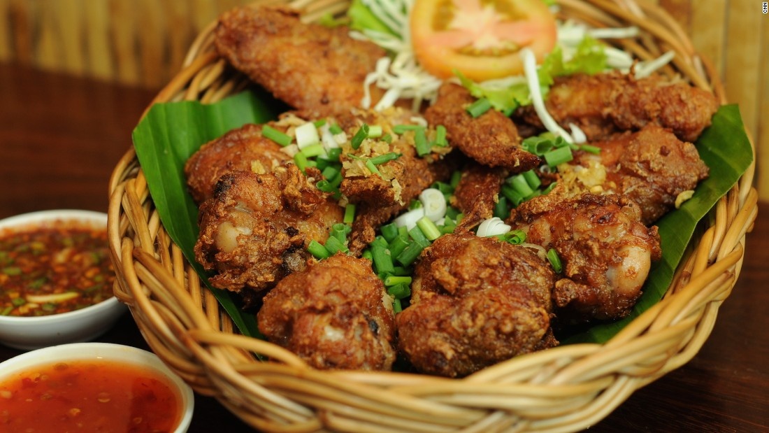 Thái Lan: Tiếp nhận ảnh hưởng từ Trung Quốc, Malaysia, Indonesia, Myama và ẩm thực hoàng gia, các món ăn của Thái Lan thường sử dụng nhiều rau thơm và gia vị để tạo ra một bản giao hưởng mùi vị khó quên. Bạn sẽ được thưởng thức cả chua, cay, mặn, ngọt, giòn, dai, mềm trong cùng một món.