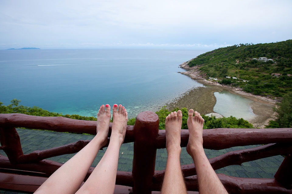 Người Thái coi chân là bộ phận bẩn và thấp kém nhất, do đó một người không nên chĩa chân về phía người khác hay vào đền chùa. Hãy thận trọng khi ngồi vắt chân, bạn có thế sẽ vô tình hướng bàn chân về phía ai đó. Ảnh: Toemail.