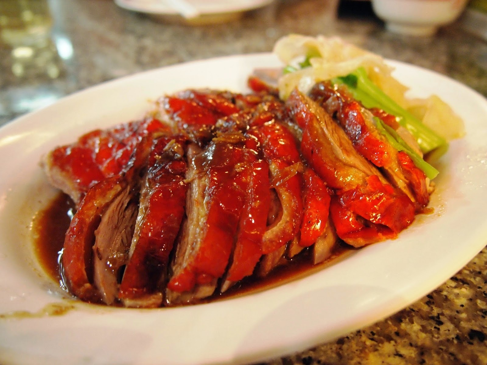 Kao Na Phet: Vịt được tẩm ướp gia vị, quay giòn, dọn ra cùng cơm và một loại nước sốt đặc biệt. Ảnh: Whereisfatboy.