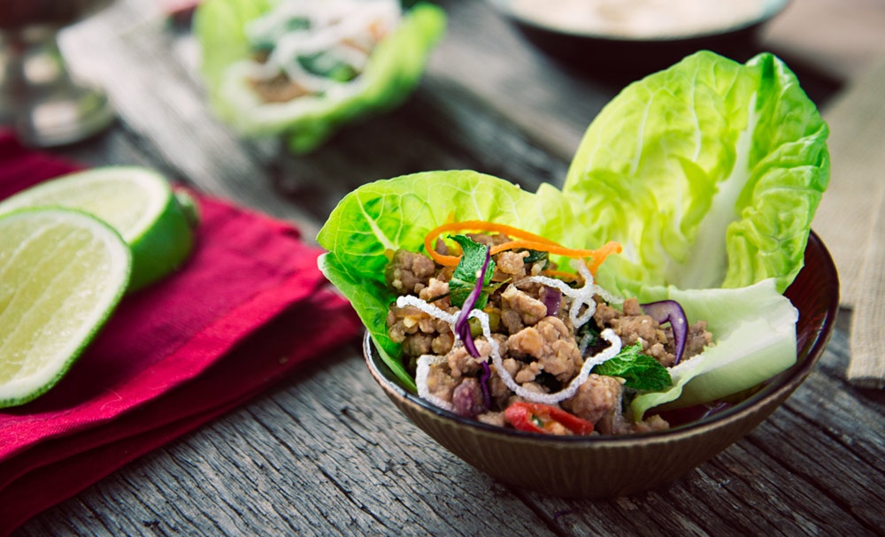 Larb Moo: Món ăn hấp dẫn này gồm thịt lợn xay, gan được xào cùng nước chanh, nước mắm, lá bạc hà, hành, ớt và gạo rang.  Ảnh: Noshon.