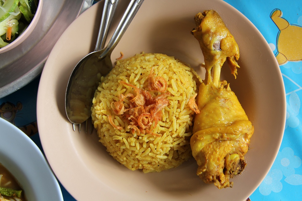 Kao Mok Gai: Trong món ăn hấp dẫn này, cơm được nấu từ nước gà, thêm nghệ, bạch đậu khấu và lá nguyệt quế. Gà được nấu cùng cơm nên cũng có màu vàng bắt mắt. Rắc thêm chút hành phi và rau mùi là bạn đã có một món ăn ngon lành rồi.