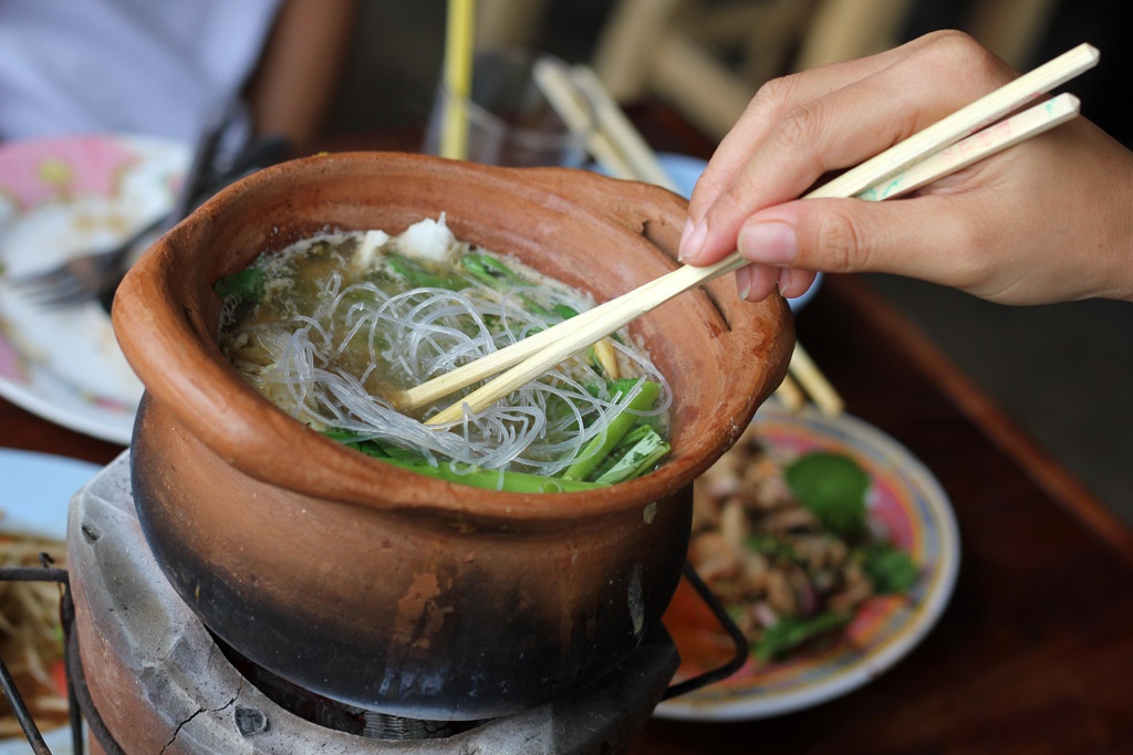 Jim Jum: Một nồi lẩu nhỏ với nước dùng chua cay được đặt trên bếp than đá, các món để nhúng thường là rau muống, bắp cải, thịt, miến, húng Thái... Đây là món ăn lý tưởng để hội họp bạn bè.