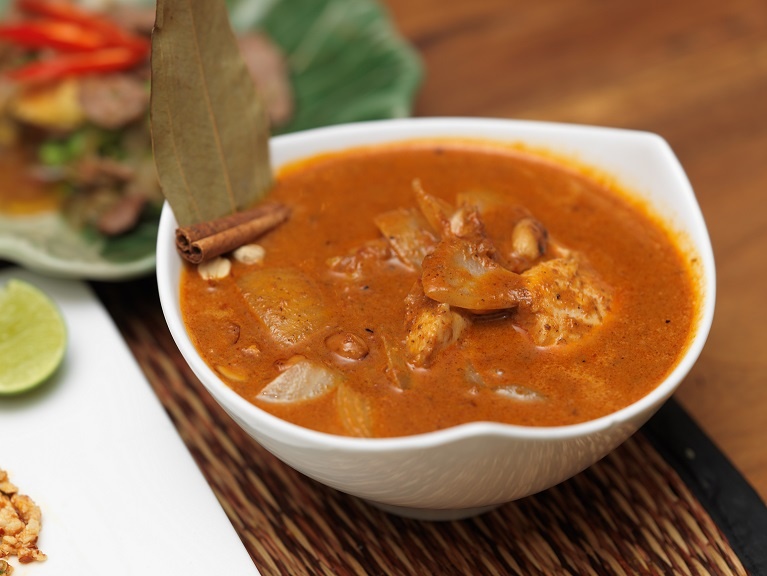 Gang Massaman: Món ăn có xuất xứ từ miền Nam Thái Lan này là sự kết hợp hoàn hảo giữa sốt cà ri, nước cốt dừa, lạc, quế, thịt gà và khoai tây.