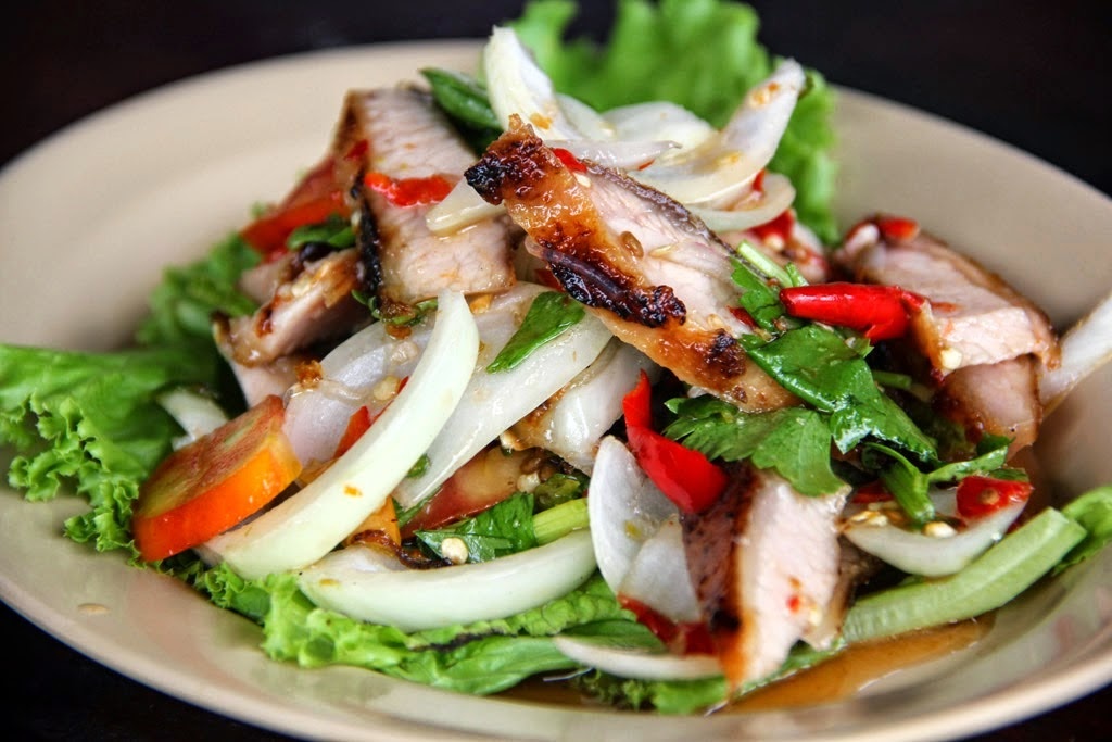 Yam Khor Moo Yang: Món salad này gồm thịt lợn quay thái lát trộn với nước chanh, mùi tây, hành và ớt. Đây là món ăn kèm thú vị và không nên bỏ qua. Ảnh: Aseancelebrity.