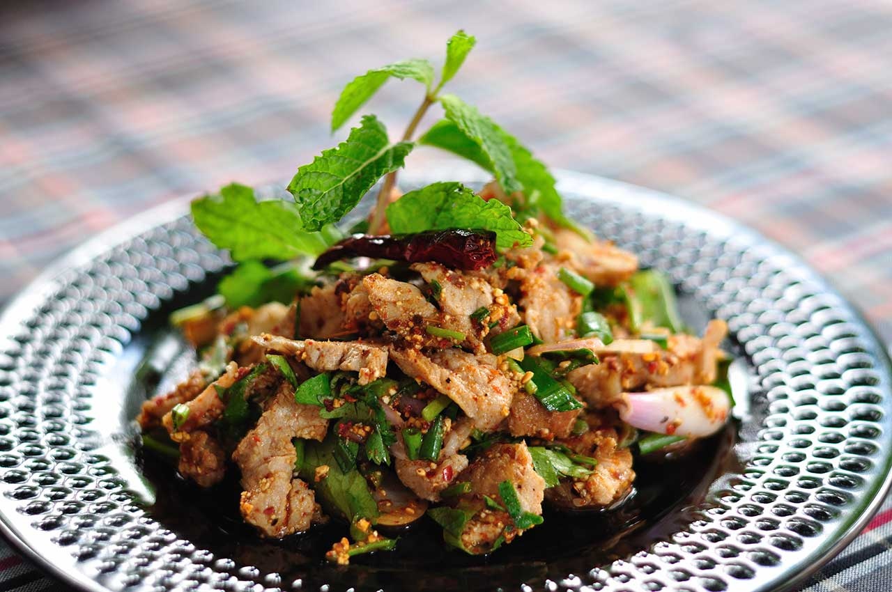 Nam Tok Moo: Thịt xào với nước chanh, hành tươi, ớt, nước mắm là món ăn hoàn hảo  để ăn với cơm. Ảnh: Somtumdernewyork.