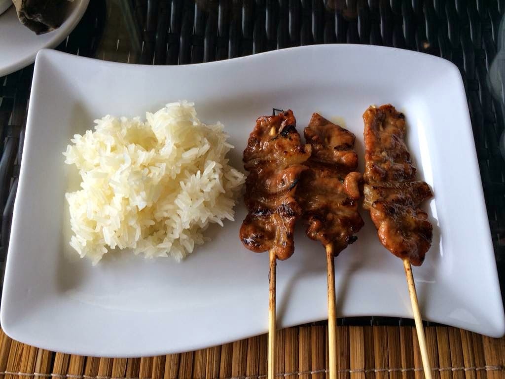 Kao Niew Moo Yang: Sườn nướng và xôi được gói trong những túi nhỏ và bày bán khắp Bangkok. Món ăn no bụng, ngon lành và dễ kiếm này sẽ khiến bạn hài lòng. Ảnh: Miscellaneous108.