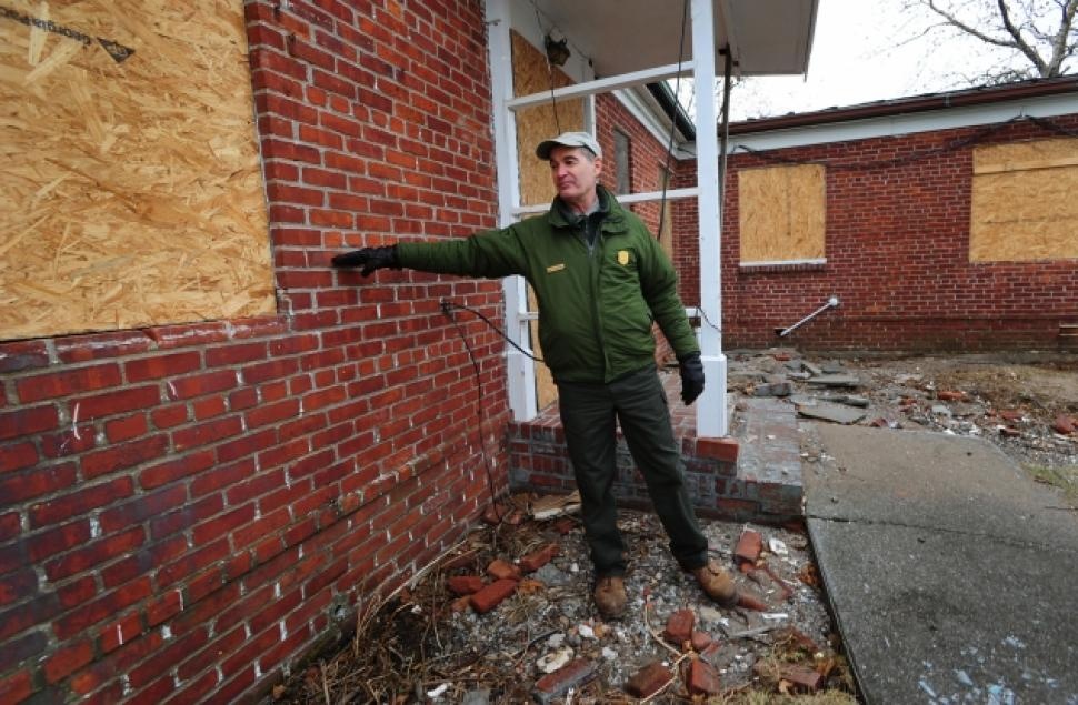 1. Cho tới tận khi bão Sandy diễn ra, kiểm lâm David Luchsinger và vợ là một trong số ít những cư dân sống trên đảo Liberty. Nhân viên kiểm lâm được lựa chọn trông coi tượng Nữ thần Tự Do ở trong một ngôi nhà gạch nhỏ trên đảo, ẩn sau những hàng cây. Tuy nhiên, ngôi nhà đã bị phá hủy sau bão Sandy. Có lẽ Luchsinger sẽ là cư dân cuối cùng từng sống trên đảo Liberty. Phần bệ của tượng cũng từng là nơi ở của một số gia đình quân nhân từ năm 1818 đến giữa những năm 1930. 