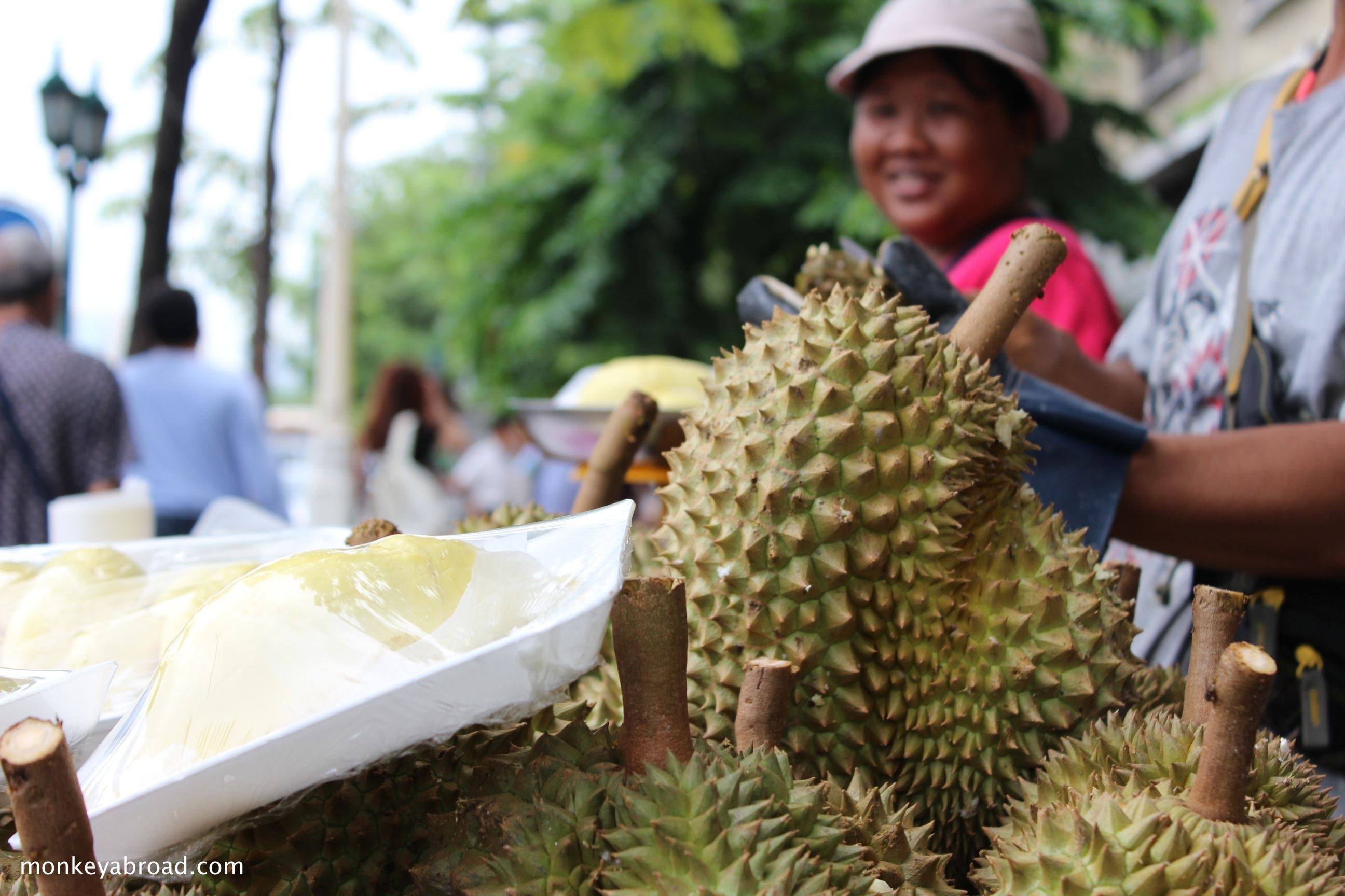 Những điều luật thú vị: Mỗi quốc gia đều có những luật lệ lâu đời vẫn được giữ nguyên tới giờ dù xã hội đã trở nên hiện đại. Tại Bangkok, bạn không được phép ra khỏi nhà nếu không mặc quần lót, không được để ngực trần lái xe, không được dùng sầu riêng làm vũ khí và tiền phạt tùy xem nạn nhân bị bao nhiêu gai cắm vào người. Ảnh: Monkeyabroad.