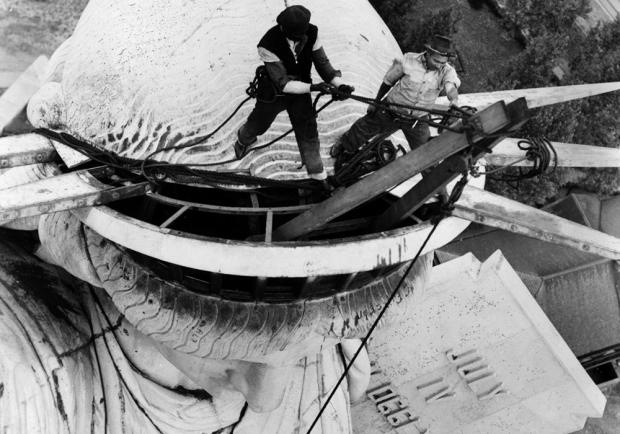 3. Bảy thanh nhọn trên vương miện của Nữ thần ban đầu được thiết kế để làm quầng hào quang . Năm 1938, các thanh này được tạm thời dỡ bỏ để thay phần cốt thép đã gỉ sét bên trong. Ảnh: Telegraph.