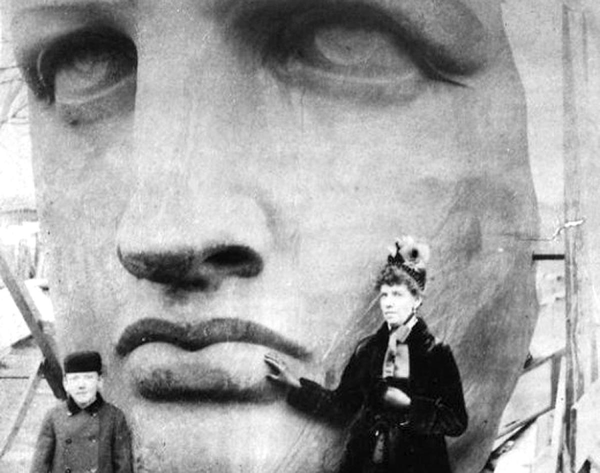 6. Frederic Bartholdi đã tạo hình bức tượng nổi tiếng nhất thế giới theo mẹ mình, bà Charlotte. Điều này được tiết lộ vào năm 1876, khi Bartholdi mời Thượng nghị sĩ Pháp, Jules Bozerian, tới chỗ ngồi xem opera của mình. Khi Bozerian bước vào, ông sửng sốt khi thấy một “phiên bản sống” của tượng Nữ thần Tự Do đang ngồi đó. Nhà điêu khắc nổi tiếng đã mỉm cười và nói: “Ông có biết quý bà đây là ai không? Bà ấy là mẹ tôi”. Ảnh: 