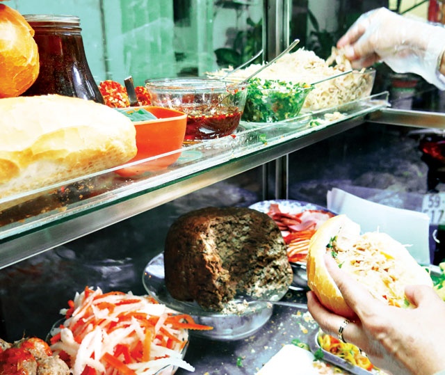 Hàng bánh mì hấp dẫn.