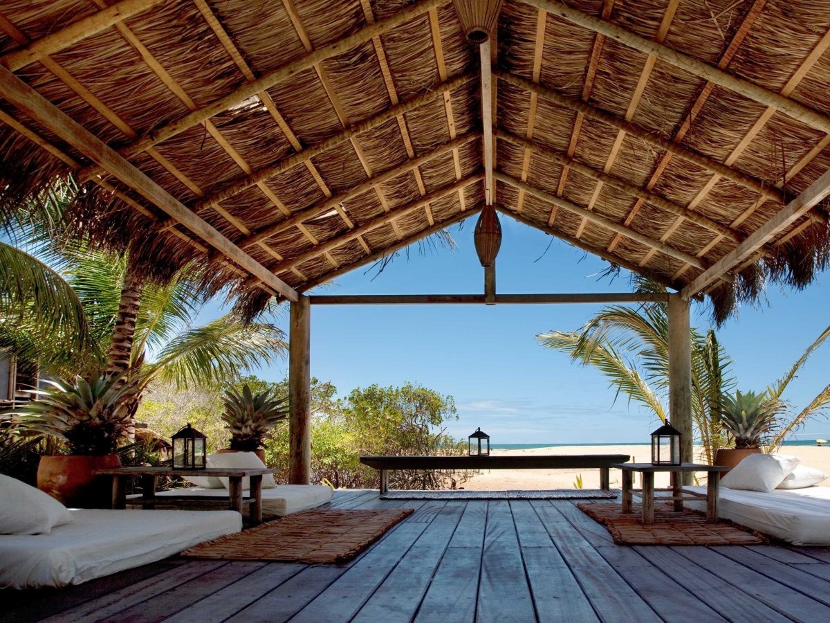 Khách sạn trên biển tuyệt nhất - Uxua Casa, Transcoso, Brazil: Tại đây, du khách được phục vụ 24/7, đắm mình trong bể bơi với 40.000 viên thạch anh xanh lục nổi tiếng với công dụng chữa bệnh, sử dụng các mỹ phẩm thiên nhiên được làm từ dầu và thảo dược địa phương.