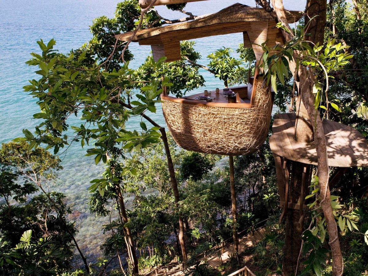 Khách sạn trên cao tuyệt nhất - Sovena Kiri, Koh Kood, Thái Lan: Các biệt thự nhìn ra biển với bể bơi riêng và thiết kế thân thiện với môi trường là điểm đến lý tưởng cho các cặp đôi hoặc các gia đình. Bạn sẽ được thưởng thức bữa tối ở nhà hàng trên sân thượng và trải nghiệm massage kiểu watsu đặc biệt của Thái Lan.