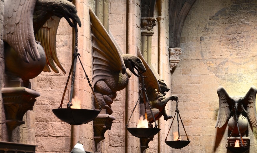 London, Anh: Với nhiều người, loạt phim Harry Potter là một phần tuổi thơ. Tour tham quan của hãng Warner Bros sẽ đưa du khách ghé thăm các phim trường, xem đạo cụ và phục trang. Bạn còn có thể thưởng thức món bia bơ nổi tiếng và mua các món quà lưu niệm cho người thân.