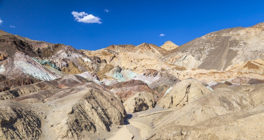 Thung lũng Tử Thần (Mỹ): Khu vực này được chọn là nơi quay các cảnh hành tinh Tatooine - quê hương của Luke Skywalker - trong tập 4-6 của loạt phim Chiến tranh giữa các vì sao. Du khách có thể đăng ký tour tham quan các địa điểm quay phim, gồm khu Artists Palette, hẻm núi Golden Canyon và các cồn cát Mesquite.