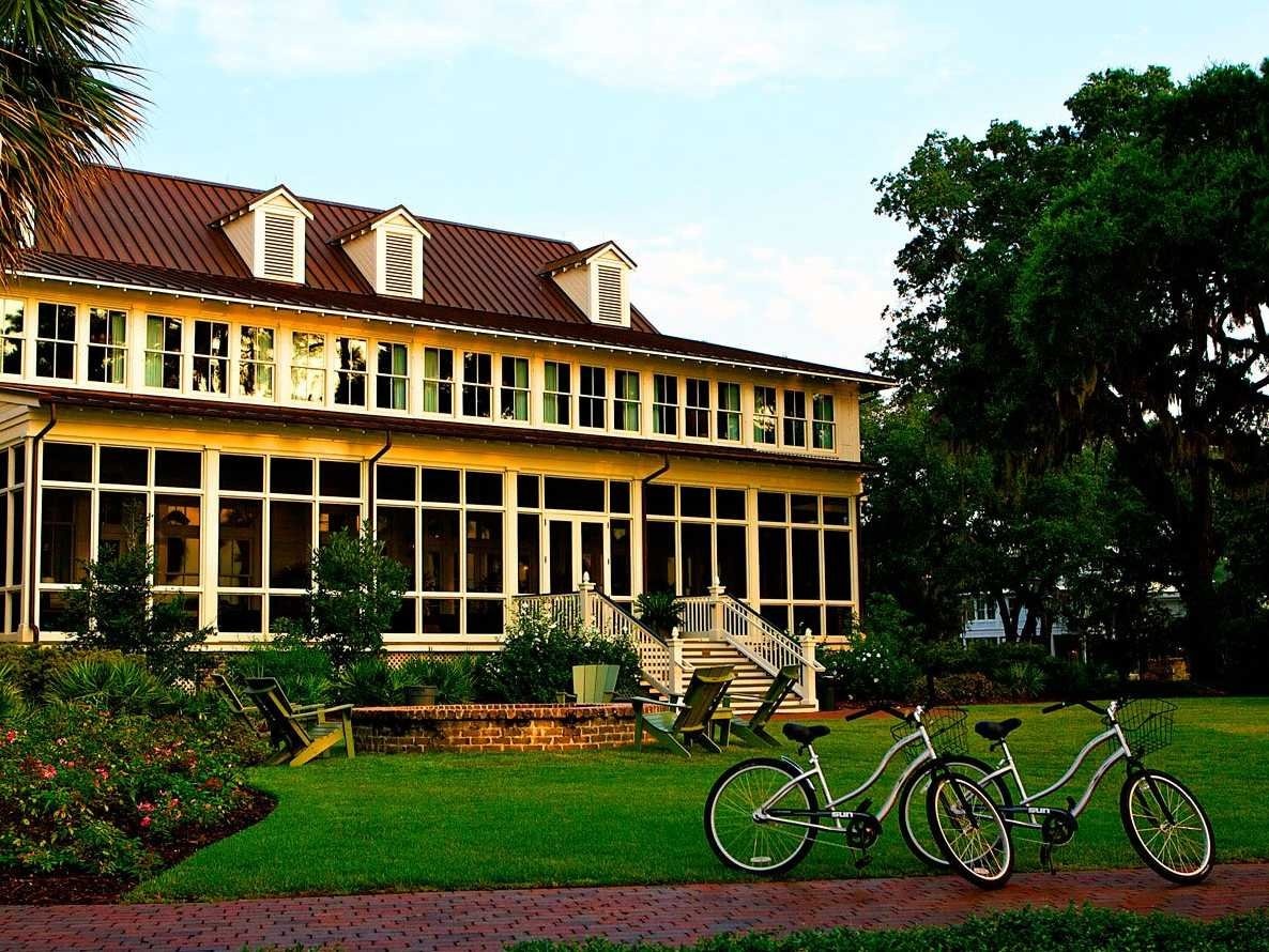 Khách sạn dành cho gia đình tuyệt nhất - The Inn at Palmetto Bluff, Bluffton, Nam Carolina, Mỹ: 38 căn nhà biệt lập nằm rải rác trên diện tích 80 km2 với đầy đủ tiện nghi, sân golf, spa là nơi lý tưởng cho các gia đình nghỉ hè. Du khách có thể tham gia các hoạt động như dã ngoại trong rừng hoặc chơi các môn thể thao dưới nước. 