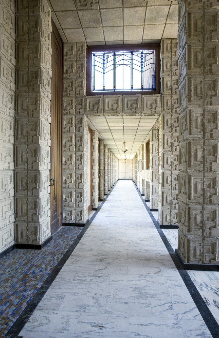 Tòa nhà Ennis House, Los Angeles, Mỹ: Được thiết kế bởi Frank Lloyd Wright, tòa nhà này có kiến trúc kiểu Maya Phục Hưng và là địa điểm quay của rất nhiều bộ phim, như Blade Runner (Tội phạm người máy), Twin Peaks, Buffy the Vampire Slayer (Kẻ được chọn)... Tòa nhà có diện tích 6.200 m2 này được dựng từ 27.000 cột bê tông với các biểu tượng Hy Lạp. Du khách có thể tới đây tham quan vào một số ngày nhất định trong năm.