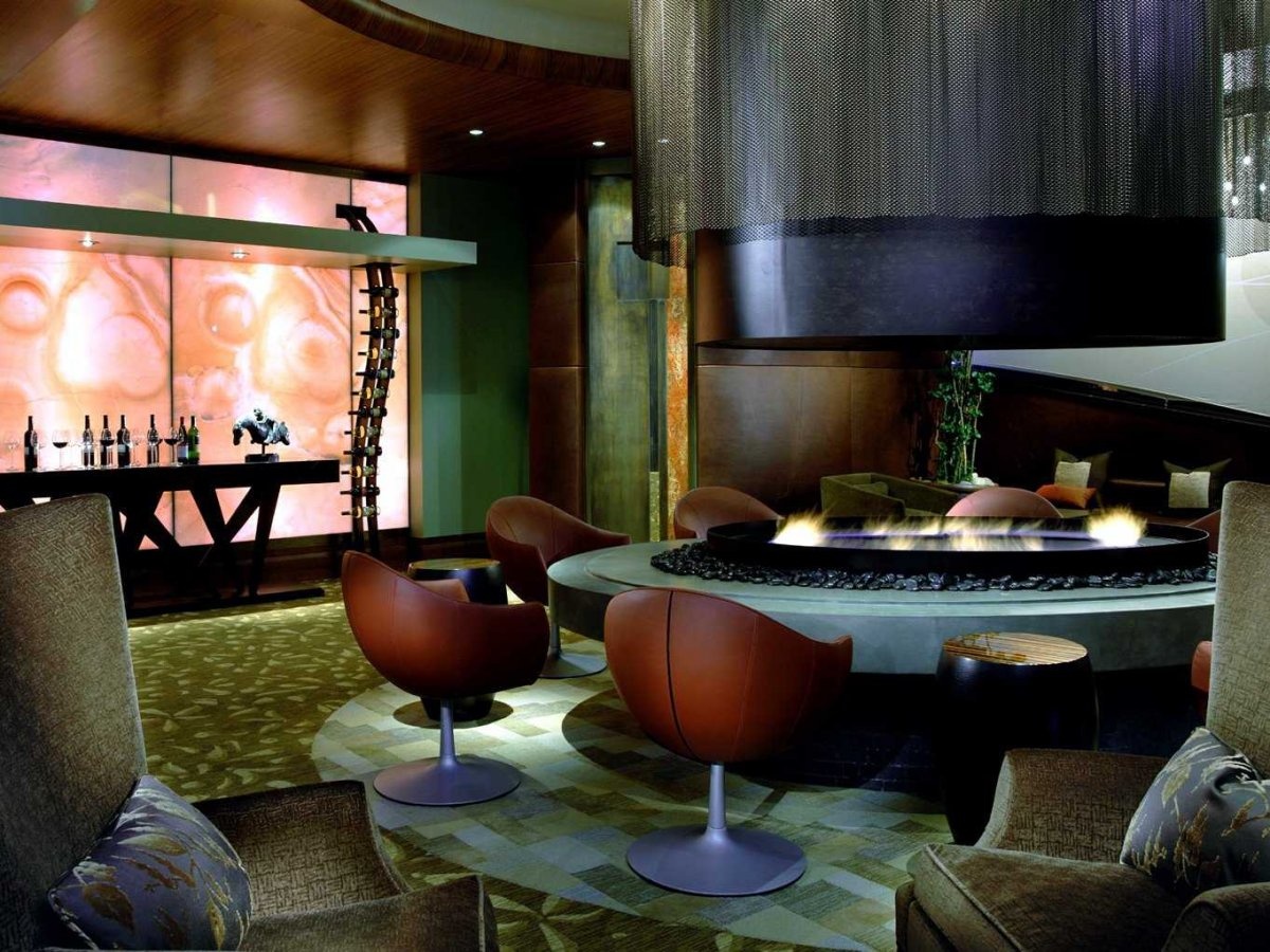 Khách sạn công nghệ cao tuyệt nhất - Khách sạnl 1000, Seattle, Washington, Mỹ: Tại khách sạn với các trang thiết bị tối tân này, du khách có thể tận hưởng dịch vụ 24/7, một phòng nghe nhìn với hệ thống âm thanh hảo hạng, một phòng chơi golf ảo và dịch vụ xe miễn phí trong bán kính 3 km quanh khách sạn.