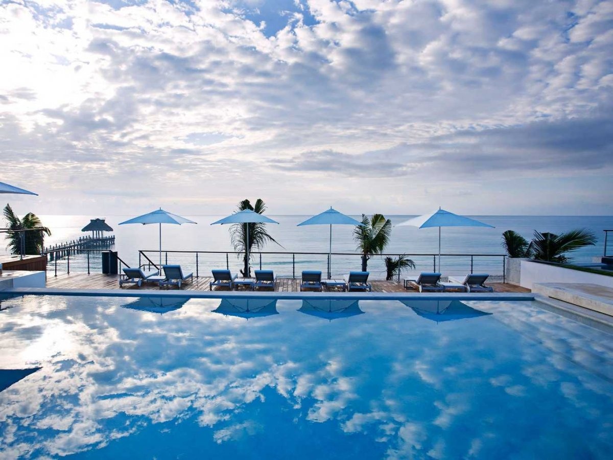 Khách sạn tổng hợp tuyệt nhất - Blue Diamond Riviera Maya, Playa del Carmen, Mexico: Điểm đến tuyệt vời này không nhận trẻ em dưới 17 tuổi, với các phòng nhìn ra hồ, sông hoặc hố sụt. Du khách có thể thư giãn cạnh bể bơi, trải nghiệm các trò chơi dưới nước, đi lặn biển...