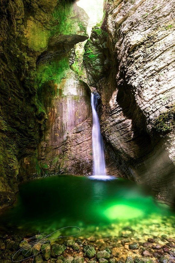 Ngoài ra, du khách còn có thể đến thăm khu vực “Walk of Peace” để tìm hiểu văn hóa lịch sử và các di sản để lại từ thời Chiến tranh thế giới thứ nhất và thú vị hơn khi được tham quan các bảo tàng ngoài trời.