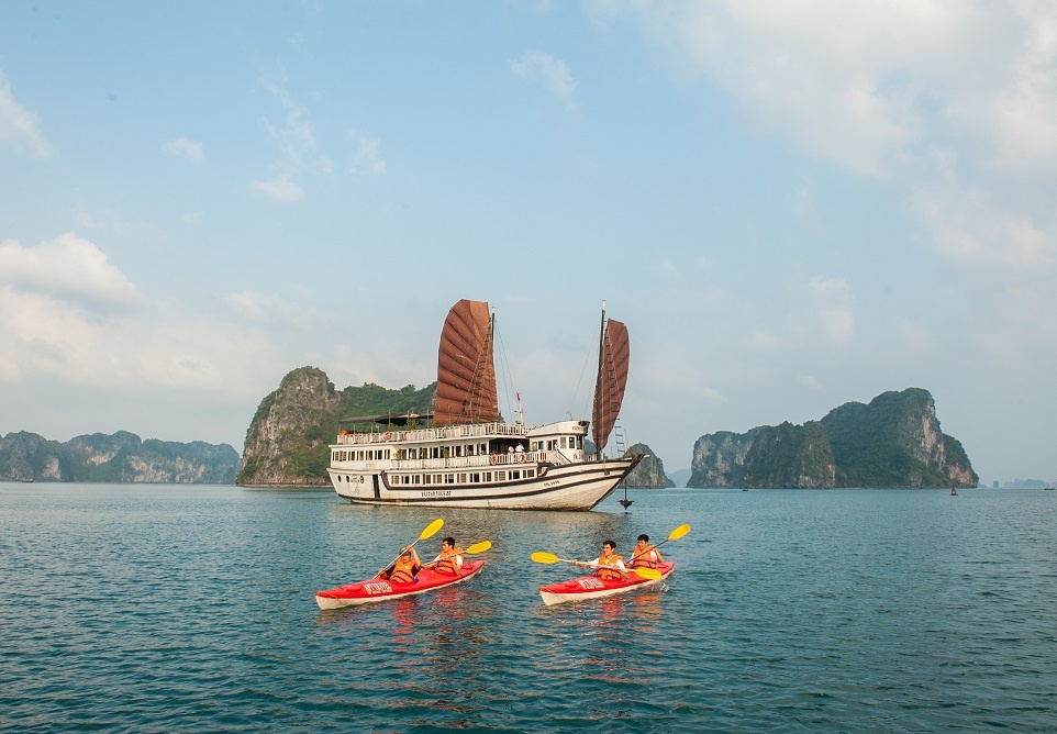 Nhung trai nghiem khong the bo qua khi toi Ha Long hinh anh